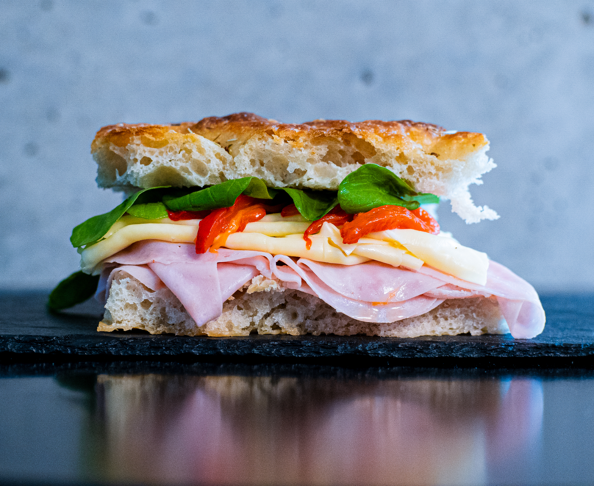 Focaccia con Jamón Crudo y Rúcula